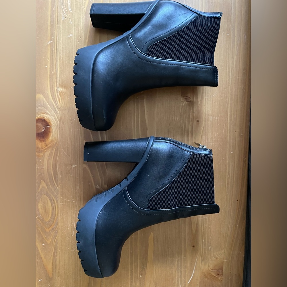 Beautiful Steve Madden chunky heel boots. Amanda 9B. Worn once.